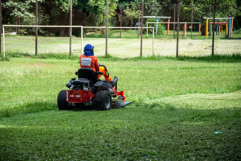 Jacques au travail dans un jardin a Pau